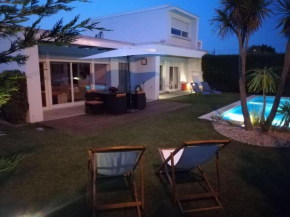 Vivenda com piscina perto da praia